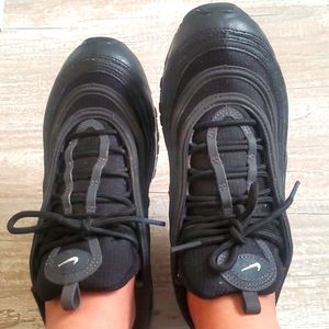 Nike Air Max. Worn 4 times.. great condition 👏 US 7y (fits women size 8 1/2)